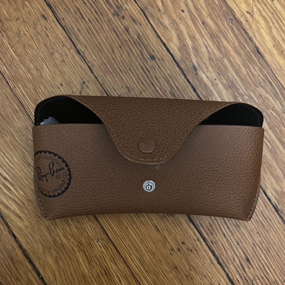 Ray ban case and cloth